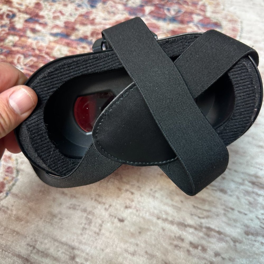 New Balance Virtual Reality Headset In Great Condition!! - Picture 4 of 5